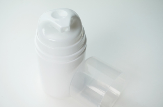 30 ml 50 ml 80 ml 100 ml 150 ml Butelki z pompką bezpowietrzną Snap On Cylindryczne Białe tworzywo sztuczne PP