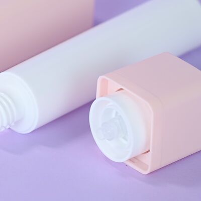 Kinpack Klasyczny zestaw kosmetyków do pielęgnacji skóry 15 ml 30 ml 50 ml Kwadratowa butelka bezpowietrzna z obrotową głowicą pompki PP Opakowanie kosmetyczne z uszczelnieniem