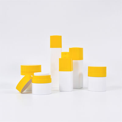 Kinpack Klasyczny zestaw kosmetyków do pielęgnacji skóry 15 ml 30 ml 50 ml Kwadratowa butelka bezpowietrzna z obrotową głowicą pompki PP Opakowanie kosmetyczne z uszczelnieniem